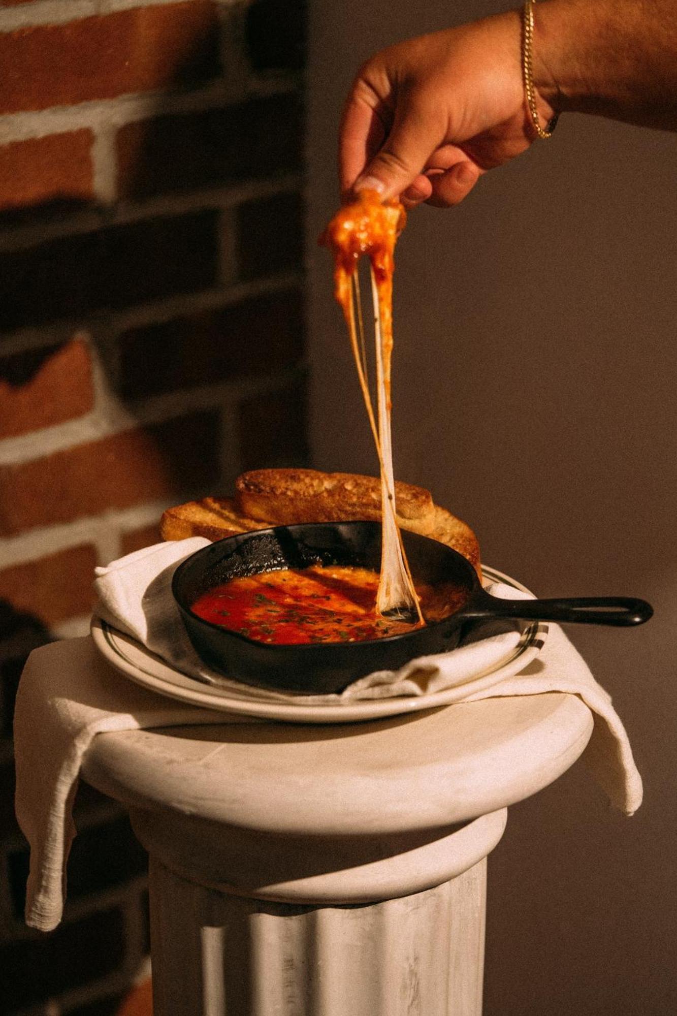 Hotel Montauk Manor Zewnętrze zdjęcie A cast iron skillet with a handle