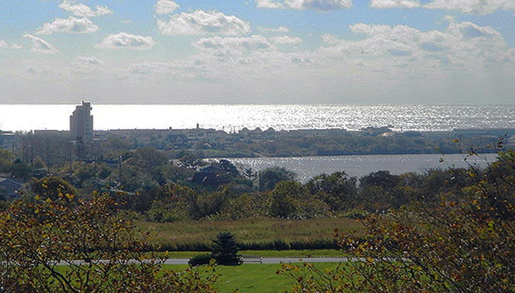 Hotel Montauk Manor Zewnętrze zdjęcie View of the Atlantic Ocean from the park