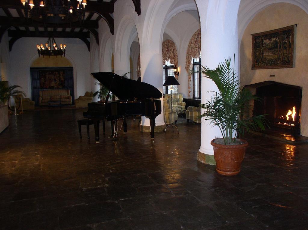 Hotel Montauk Manor Zewnętrze zdjęcie The lobby of the Hotel del Monte