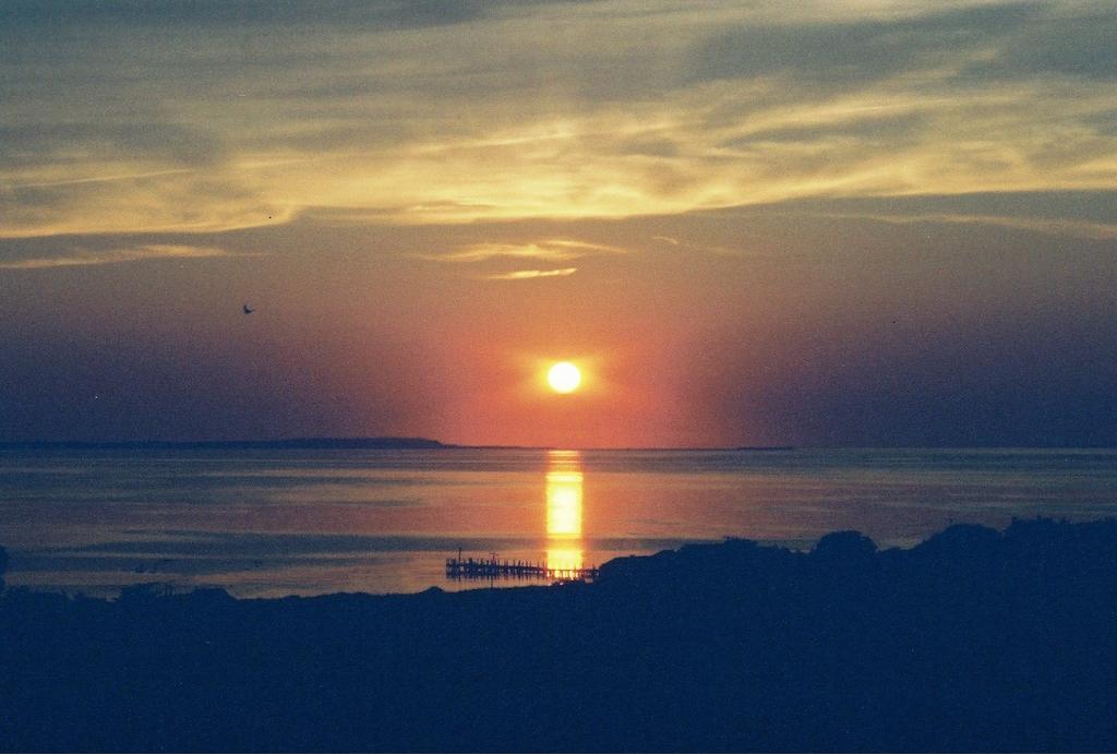 Hotel Montauk Manor Zewnętrze zdjęcie Sunset over the Gulf of Riga